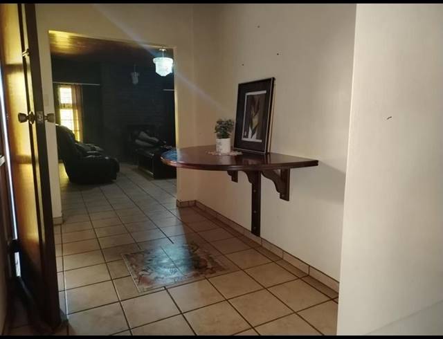 5 BEDROOM HOUSE FOR SALE IN PENINA PARK